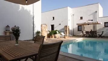 Piscina stagionale all'aperto, ombrelloni da piscina, lettini