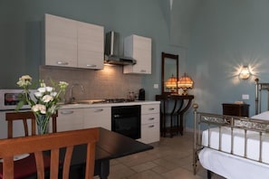 Huoneisto, 1 makuuhuone | Yksityinen keittiö | Mikroaaltouuni, uuni, liesi, keittoastiat/astiat/ruokailuvälineet