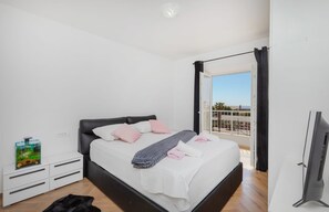 Comfort Apartment, Balcony, Partial Sea View | Wi-fi percuma 