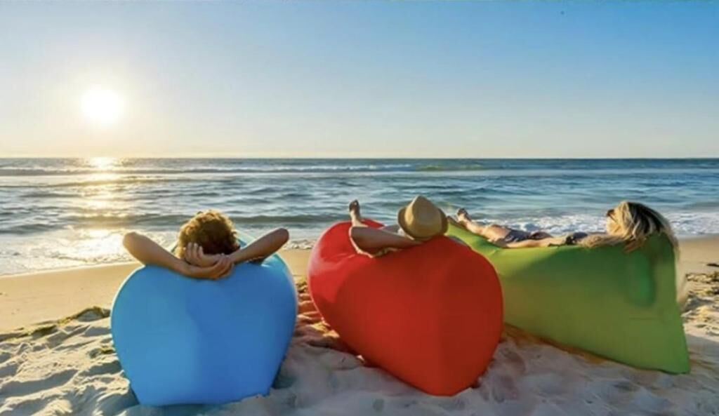 على الشاطئ، رمال بيضاء، كراسي للتشمس، مظلات الشاطئ