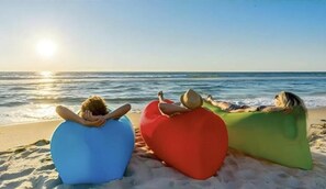 On the beach, white sand, sun loungers, beach umbrellas - Cruisers Beach Resort (San Agustin)