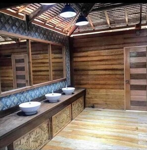 Habitación familiar, patio, vista a la playa | Interior