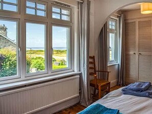 3 bedrooms, iron/ironing board, free WiFi, bed sheets - Harlech Castle and Beach Home (Harlech)