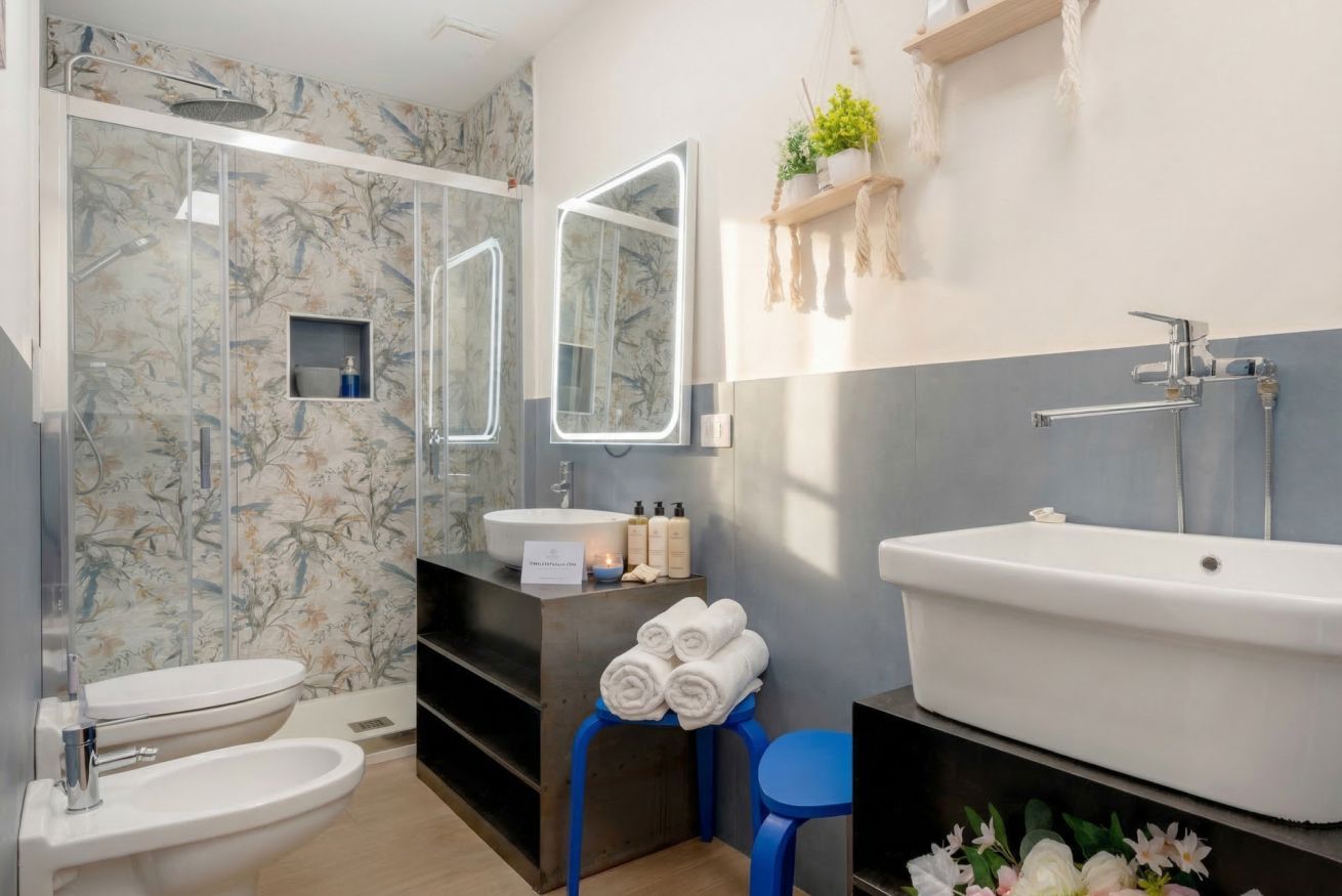Dusche, Handtücher, Shampoo, Toilettenpapier