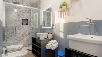 Dusche, Handtücher, Shampoo, Toilettenpapier
