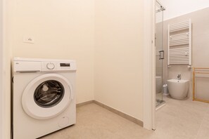 Douche, bidet, serviettes fournies