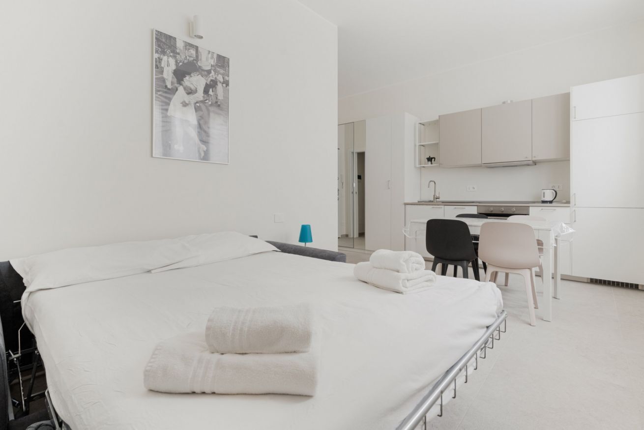 1 chambre, fer et planche à repasser