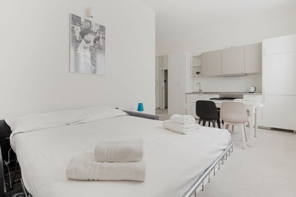 1 chambre, fer et planche à repasser