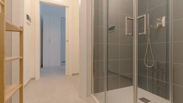 Douche, bidet, serviettes fournies