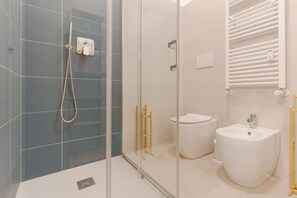 Een douche, een bidet, handdoeken