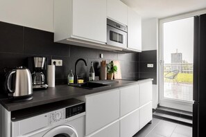 Apartment, 3 Bedrooms, Kitchen | Private kitchen | Fridge, microwave, stovetop, dishwasher - Global Living München Olympiapark (Munich)