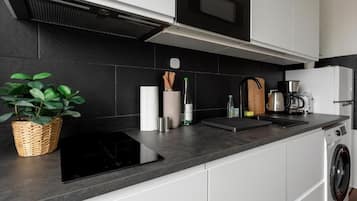 Frigorífico, microondas, placa de cocina y lavavajillas