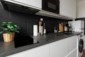 Geladeira, micro-ondas, cooktop, lava-louças