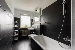 Hair dryer, towels, soap, shampoo - Global Living München Olympiapark (Munich)