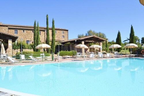 Casalappi two-bedroom 3-bedroom apartment in hamlet with pool