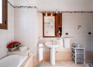 House, 2 Bedrooms, Smoking | Bathroom - Relax Salentino - Casa con Giardino Privato a Due Passi dal Mare (Porto Cesareo)