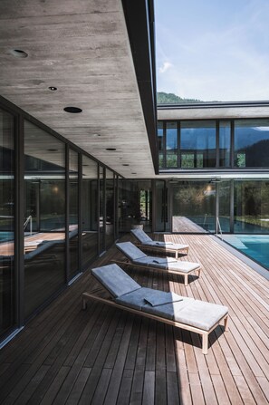 Outdoor pool, pool umbrellas, pool loungers - zelloon boutique hotel (Zell am Ziller)