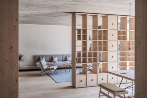TV màn hình phẳng 40-inch có truyền hình cáp, sàn nhà có sưởi 