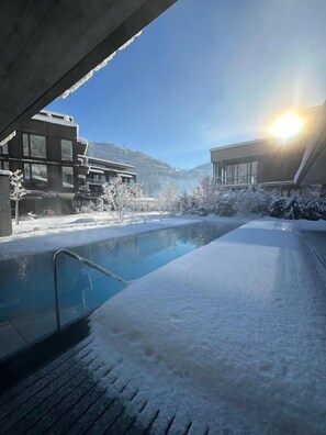 Outdoor pool, pool umbrellas, sun loungers - zelloon boutique hotel (Zell am Ziller)