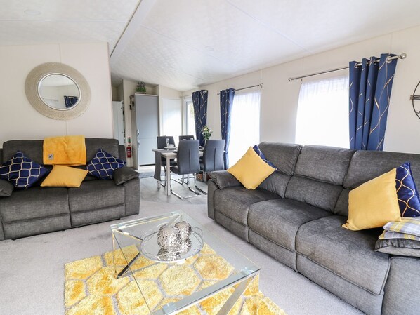 Living area - 33 Woodpecker Lodge (New Quay)