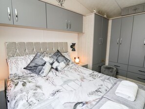 2 bedrooms, individually decorated, individually furnished, free WiFi - 33 Woodpecker Lodge (New Quay)