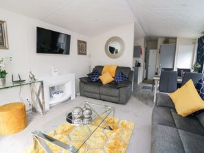 Living area - 33 Woodpecker Lodge (New Quay)