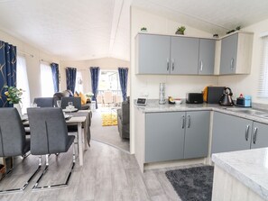 Cookware/dishes/utensils - 33 Woodpecker Lodge (New Quay)