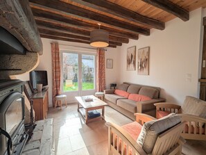 TV - Tranquil Cottage, 3 Bedrooms, Enclosed Garden (Nuret-le-Ferron)