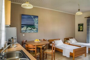 Casa, para fumadores | 3 habitaciones, escritorio y insonorización 