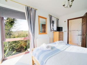 2 bedrooms, iron/ironing board, WiFi, bed sheets - Nestled in an elevated position with sweeping views across the Luxulyan Valley. (Penpillick)