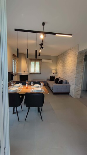 Télévision, cheminée, espaces bureaux
