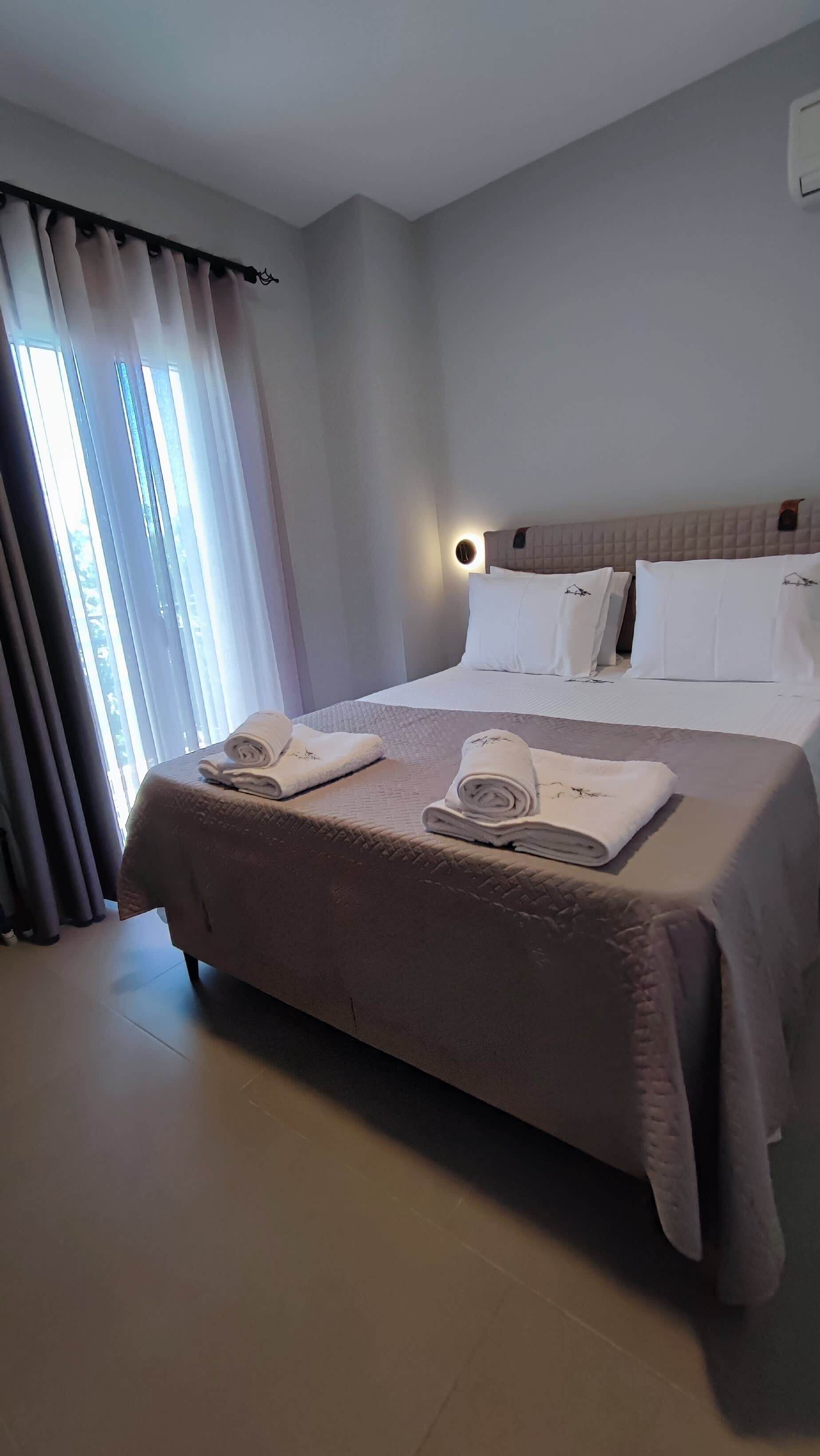 Travel crib, WiFi, bed sheets