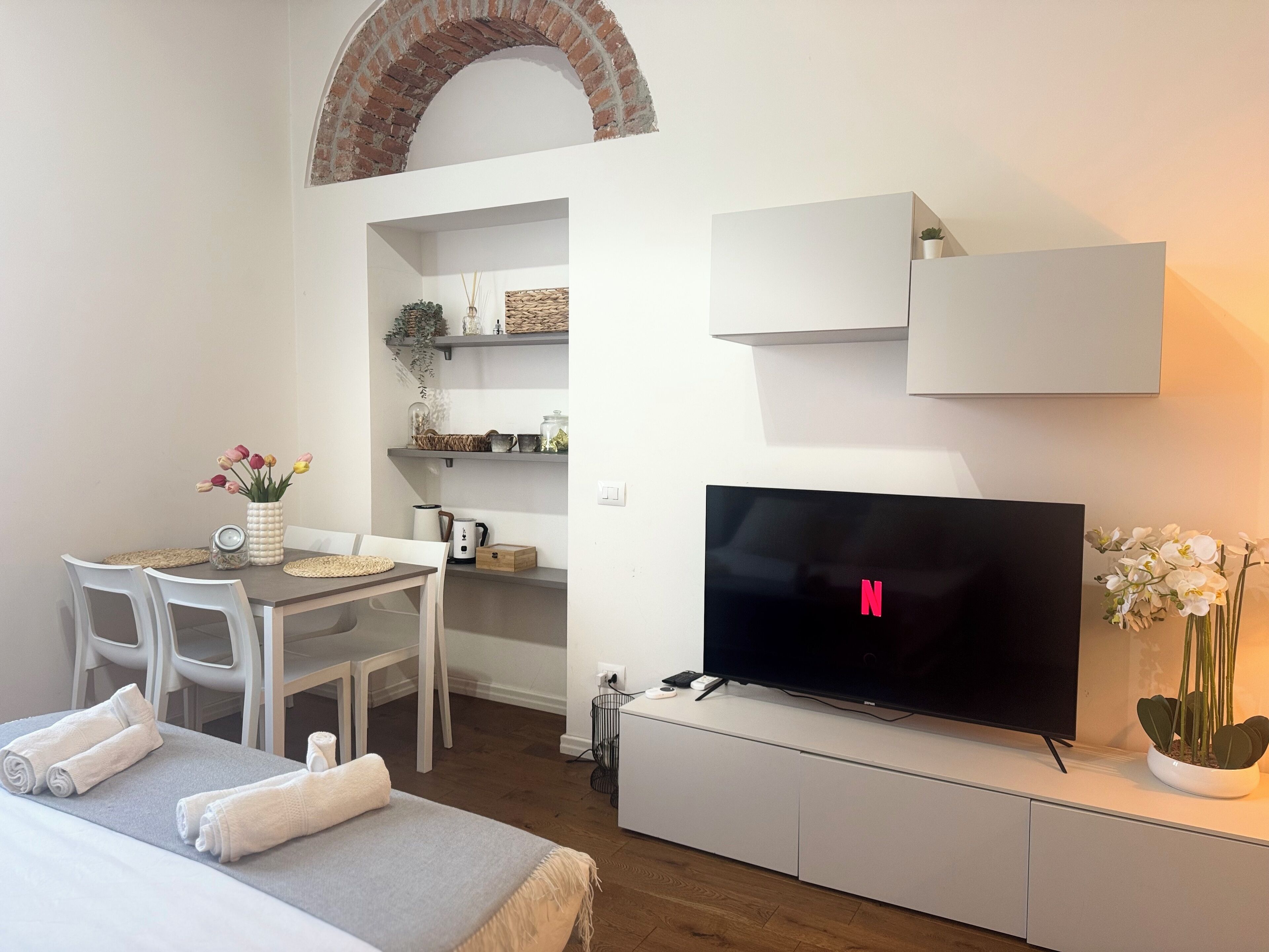 Estudio Deluxe, baño privado, vistas a la ciudad | Tabla de planchar con plancha y wifi gratis