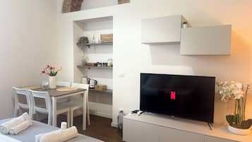 Estudio Deluxe, baño privado, vistas a la ciudad | Tabla de planchar con plancha y wifi gratis