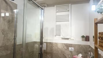 Estudio Deluxe, baño privado, vistas a la ciudad | Baño