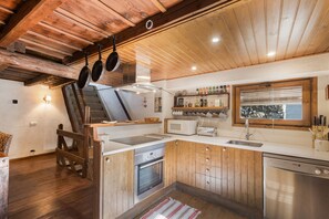 Fridge, microwave, oven, stovetop - Country House 'Bellver' with Mountain Views, Private Terrace and Wi-Fi (Bellver de Cerdanya)