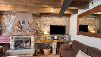 Een televisie en een open haard