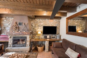 TV, fireplace - Country House 'Bellver' with Mountain Views, Private Terrace and Wi-Fi (Bellver de Cerdanya)