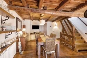 Dining - Country House 'Bellver' with Mountain Views, Private Terrace and Wi-Fi (Bellver de Cerdanya)