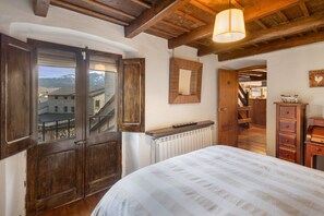 4 bedrooms, WiFi, bed sheets - Country House 'Bellver' with Mountain Views, Private Terrace and Wi-Fi (Bellver de Cerdanya)