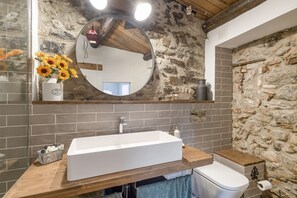 Shower, towels - Country House 'Bellver' with Mountain Views, Private Terrace and Wi-Fi (Bellver de Cerdanya)