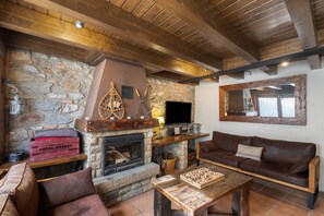 TV, fireplace - Country House 'Bellver' with Mountain Views, Private Terrace and Wi-Fi (Bellver de Cerdanya)