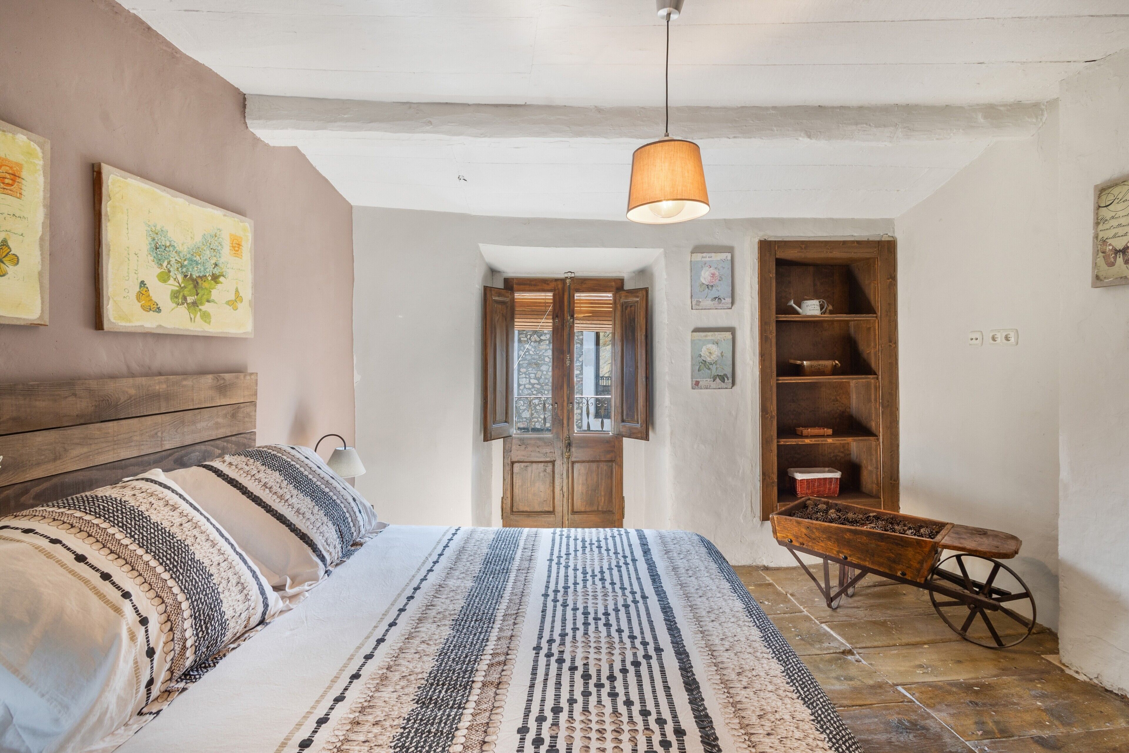 4 bedrooms, WiFi, bed sheets