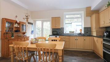 Dishwasher, cookware/dishes/utensils