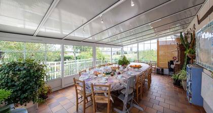 Chambre Chùteauneuf : Charme Rustique avec Terrasse Privée et Wifi à Saint-Benoßt-sur-Loire