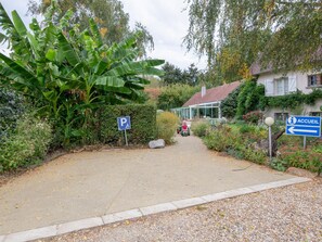 المنطقة المحيطة بالمنشأة