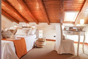 A bedroom with a wooden ceiling, a bed with white linens, a bedside table with a lamp, and a window with natural light. - Villa Erika SicilyMyHome (Ispica)