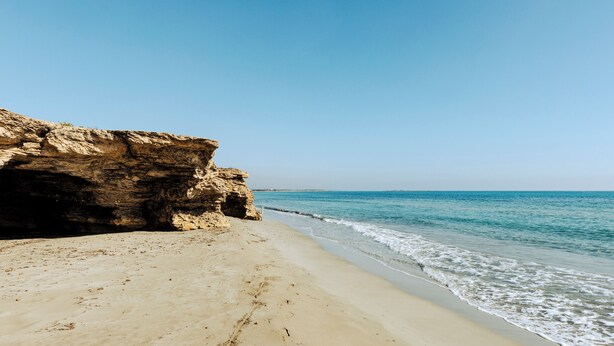 A beach with a rocky cliff and a clear sky. - Villa Elysian con Piscina Privata (Pachino)