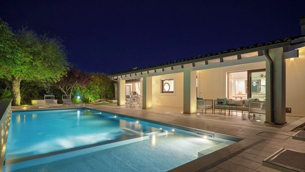 A swimming pool with lounge chairs and a covered patio area. - Villa Scarlet con Piscina Privata (Modica)