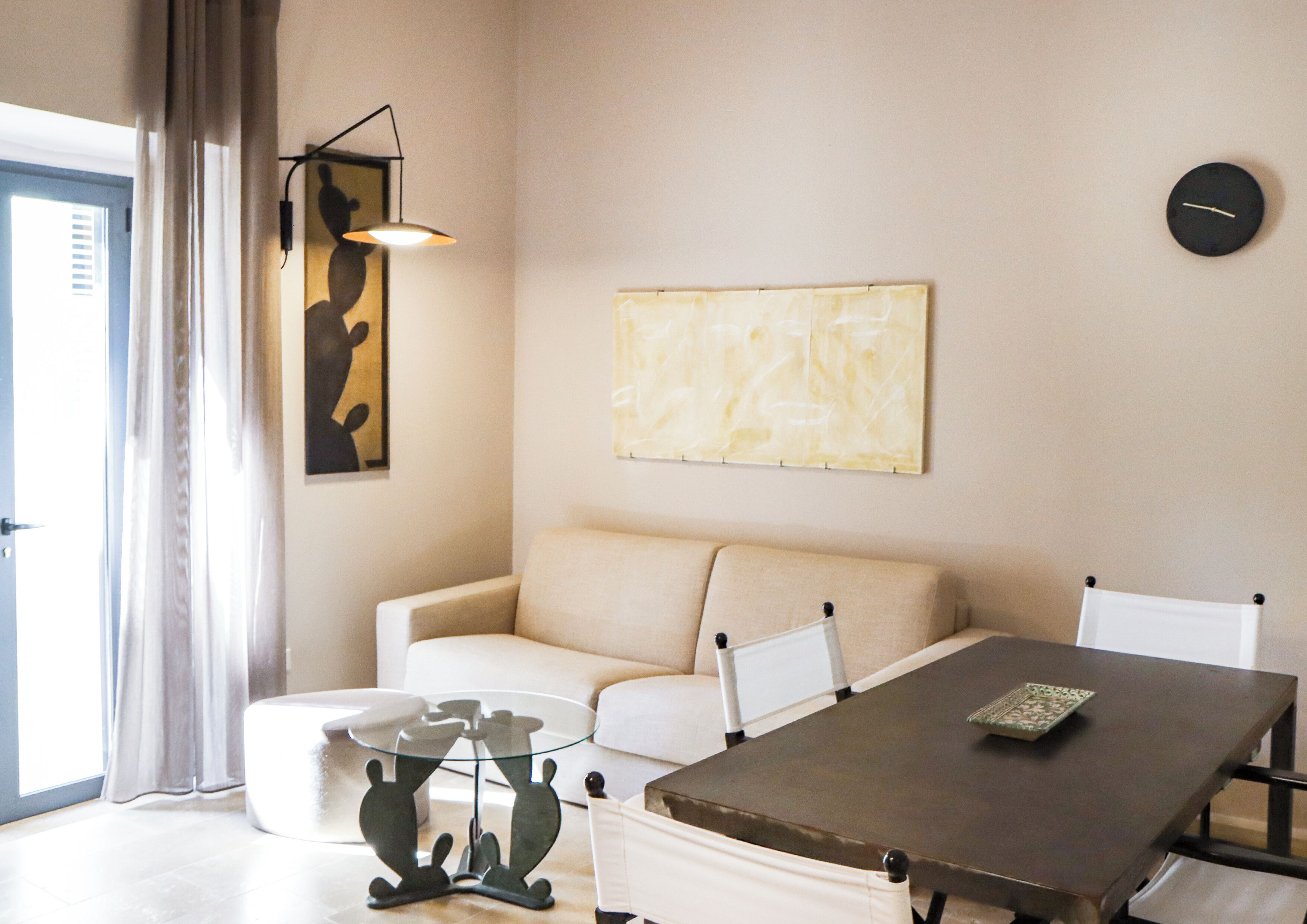 Un salon moderne avec un canapé, une table basse en verre et une table à manger.